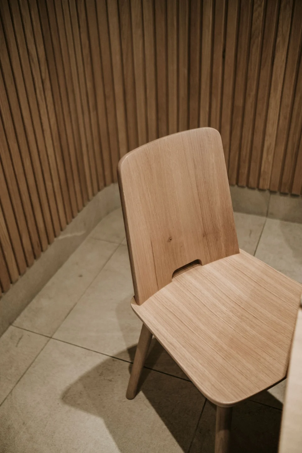 Krzesło przy drewnianej okładzinie — fotografia referencyjna