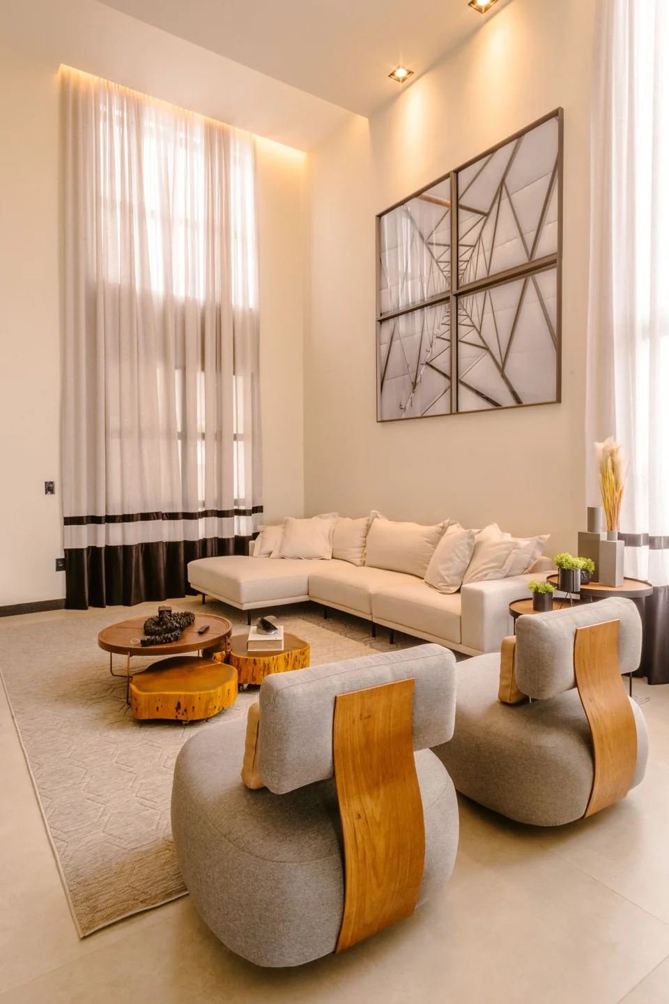 Wysoki salon z drewnianymi elementami i naturalnym światłem — fotografia referencyjna