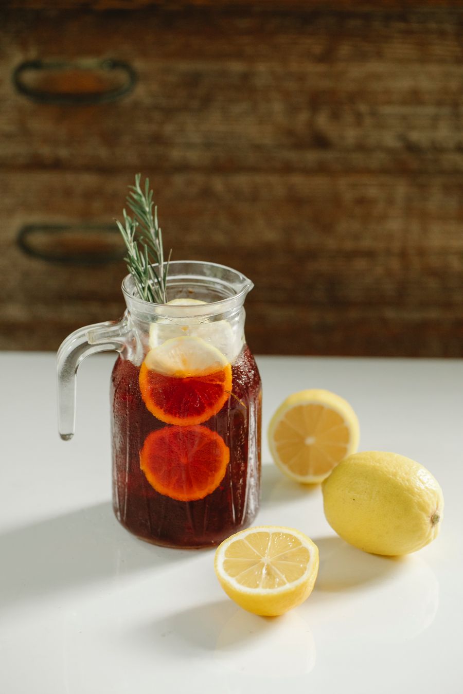 Ilustracja herbacianej lemoniady z cytryną i rozmarynem w dzbanku