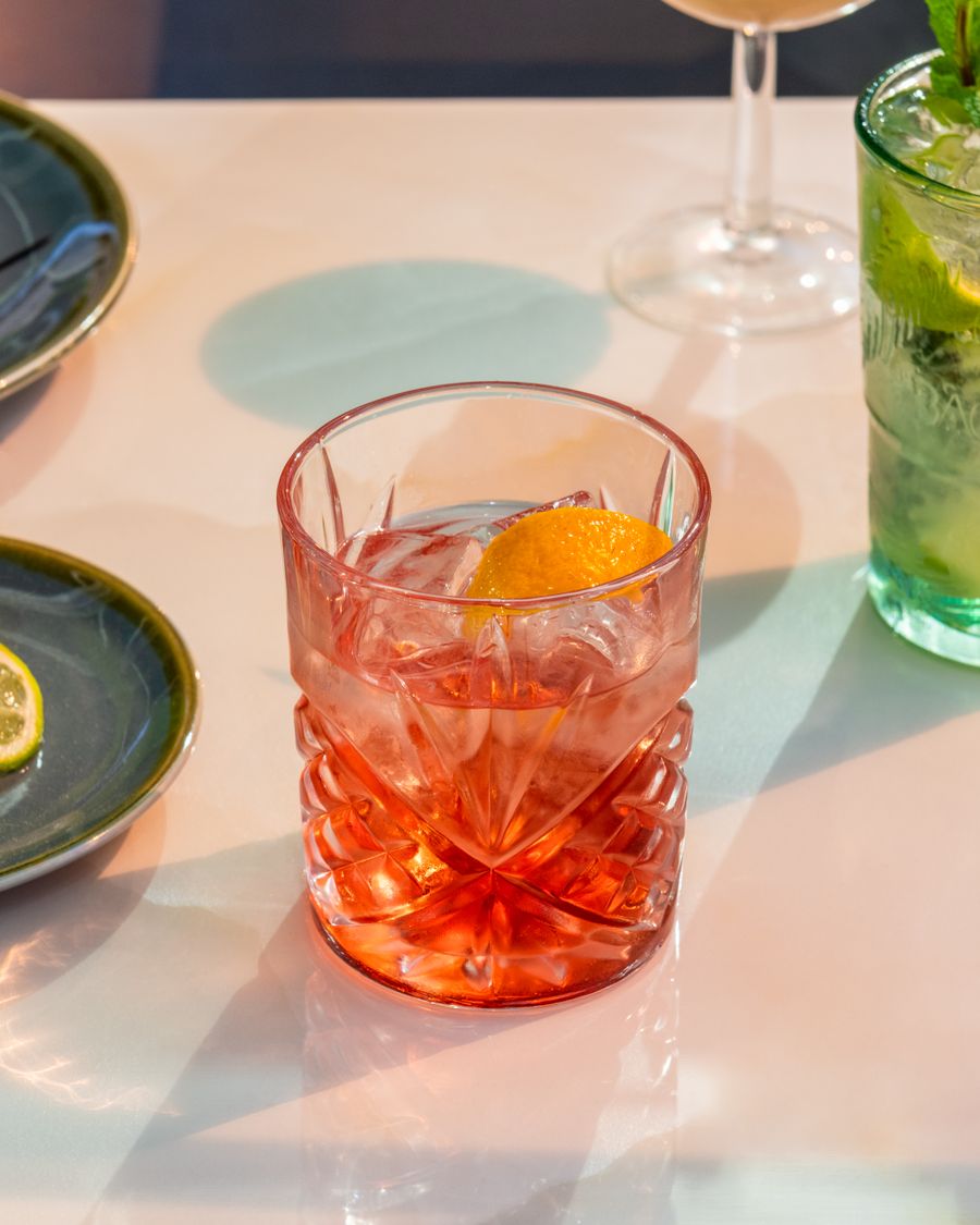 Ilustracja negroni w szklance z pomarańczą