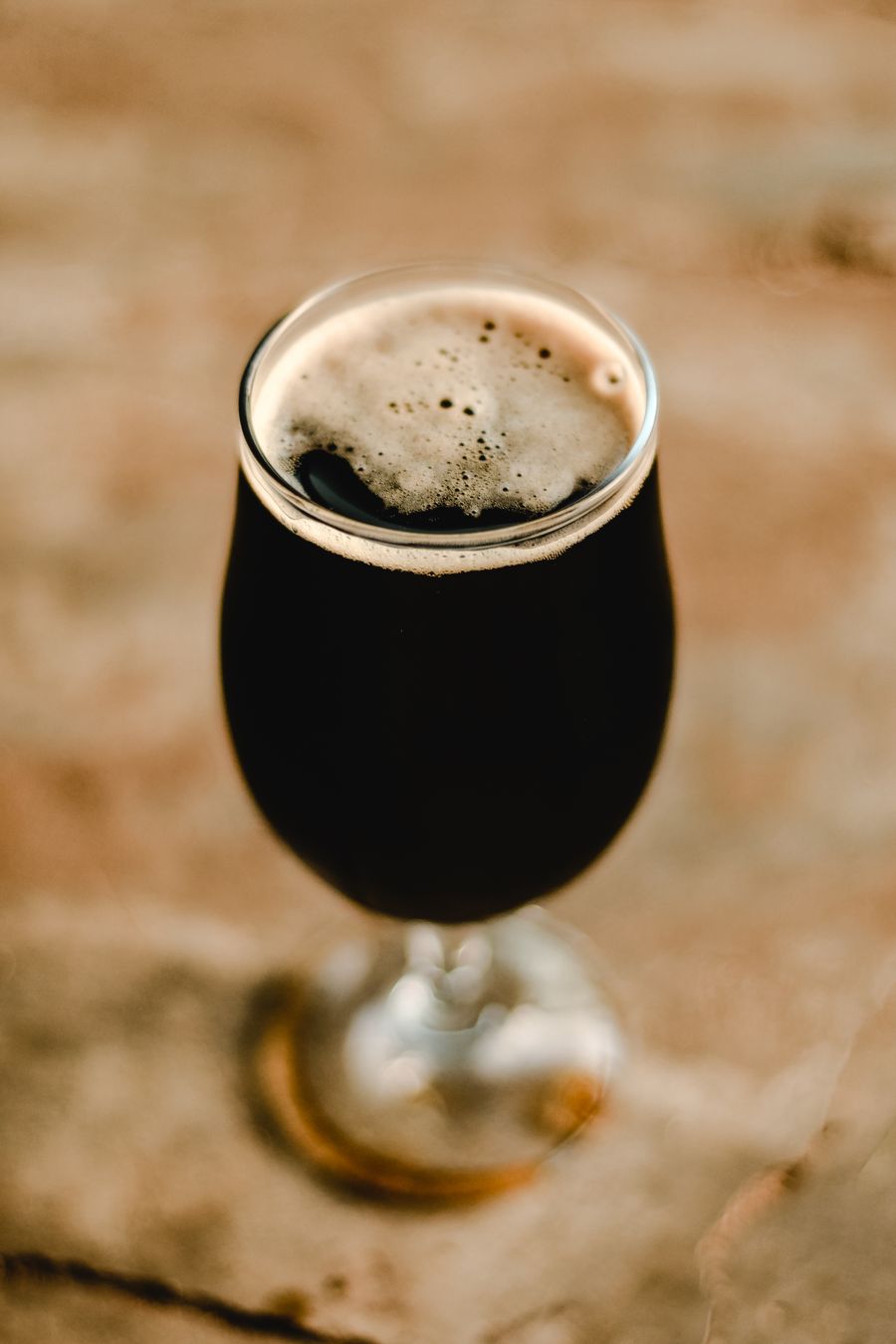 Ilustracja ciemnego piwa stout w szklance tulipanowej