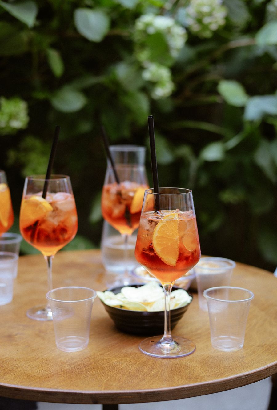 Ilustracja pomarańczowego spritza podanego z lodem