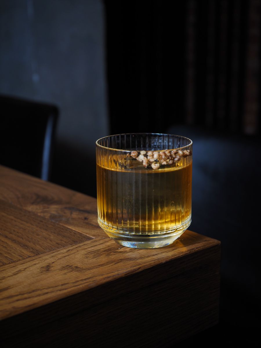 Ilustracja whisky w szklance na drewnianym stole